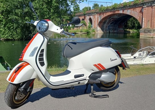 Vespa GTS 300 Racing Sixties